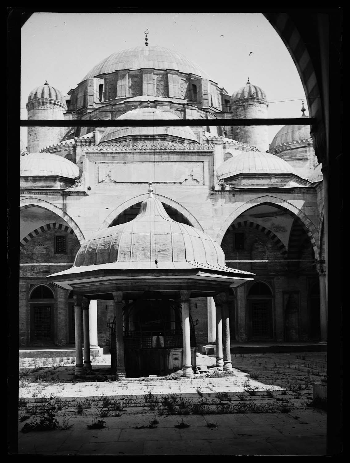 Fontaine aux ablutions dans la cour d'une mosquée non localisée